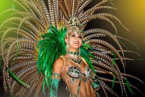 brasiliansk klädd samba-dräkt. vacker brasiliansk kvinna klädd i färgglad kostym och ler under karnevalsgatans parad i Brasilien. foto