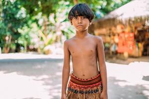 ung indian från pataxo-stammen i södra Bahia. indiskt barn tittar på kameran. fokusera på ansiktet foto