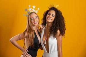 vackra kvinnor klädda för karnevalskväll. leende kvinnor redo att njuta av karnevalen. vänner. brasiliansk karneval. foto