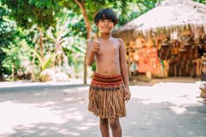 ung indian från pataxo-stammen i södra Bahia. indiskt barn ler och tittar på kameran. fokusera på ansiktet foto