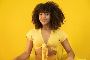 kvinna i gul outfit foto