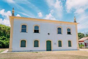 arraial d'ajuda - bahia - brasilien - cirka januari 2021 - kyrkan nossa senhora da ajuda, i den historiska stadskärnan i kommunen arraial d'ajuda, i södra Bahia. foto