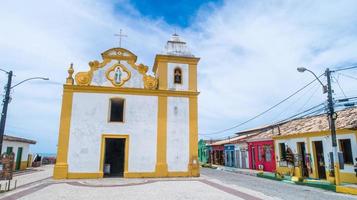 arraial dajuda - bahia - brasilien - cirka januari 2021 - kyrkan nossa senhora da ajuda, i den historiska stadskärnan i kommunen arraial dajuda, i södra Bahia. foto