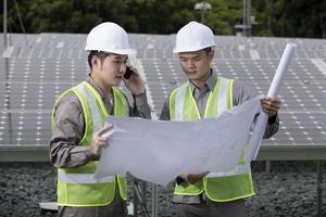 två asiatiska industriella ingenjörer på jobbet. foto