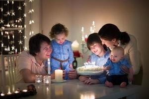 ung familj med tre barn firar födelsedag för sin son