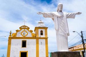 arraial d'ajuda - bahia - brasilien - cirka januari 2021 - kyrkan nossa senhora da ajuda, i den historiska stadskärnan i kommunen arraial d'ajuda, i södra Bahia. foto