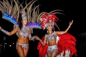 brasiliansk klädd samba-dräkt. vackra brasilianska kvinnor som bär färgglada kostymer och ler under karnevalsgatans parad i Brasilien. foto