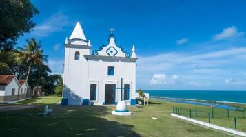 santa cruz cabralia, Bahia-Brasilien - cirka januari 2021 - Flygfoto över vår fru av befruktningens kyrka i staden Santa Cruz Cabralia, i södra Bahia foto