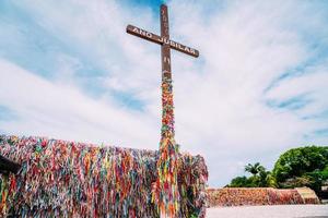 närbild de fitas coloridas em arraial d'ajuda, Bahia, Brasilien. cruz com fitas brasileiras foto