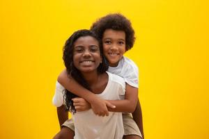 afrikanska bror och syster. syskon bindning. leende svarta barn kramas. foto