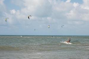 cumbuco, ceara, brasilien - cirka september 2019 - solig dag på cumbuco-stranden, berömd plats nära fortaleza, ceara, brasilien. foto