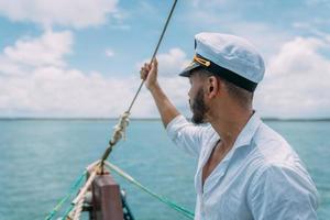seglingssport. ansvarig kapten. latinamerikansk man med fartygskaptenshatt. foto
