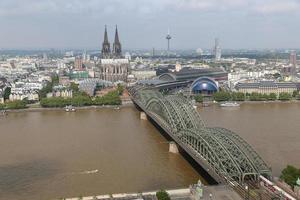 Hohenzollern-bron och Kölnerdomen i Köln, Tyskland foto