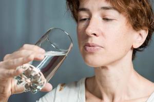 kvinna dricksvatten foto