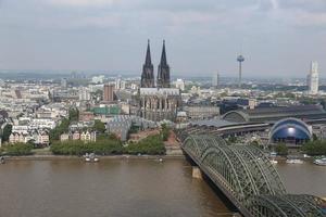 Hohenzollern-bron och Kölnerdomen i Köln, Tyskland foto