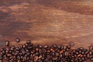 kaffebönor på träbakgrund foto