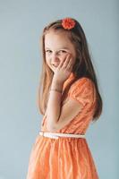 sorglös ung flicka i en söt orange dress foto