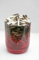 cigaretter leder inuti glas makro bakgrund femtio megapixel utskrifter foto