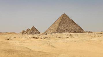 pyramid of menkaure i giza pyramidkomplex, kairo, egypten foto
