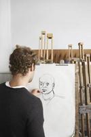 konstnär ritning kol porträtt i studio