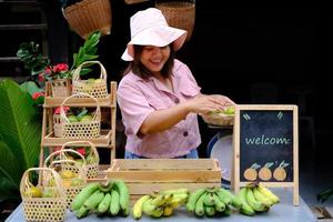 säljare som säljer frukt på ett marknadsstånd i minimal stil foto