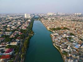 vacker flygvy, sjö mitt i staden, sunter, norra jakarta-indonesien. foto