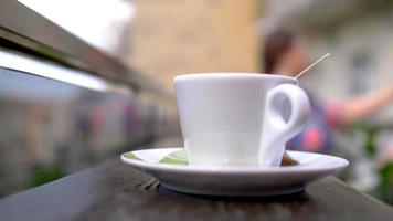 en närbild på en kopp kaffe foto