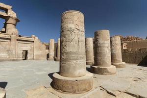 kolumn i kom ombo-templet, aswan, egypten foto