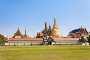 wat phrasrirattana sasadaram wat phra kaew eller smaragdbuddhas tempel. landmärken är viktiga för bangkok thailand. foto