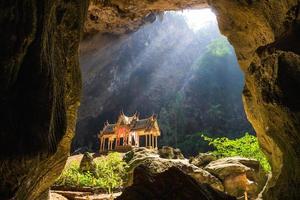 fantastiska phraya nakhon-grottan i khao sam roi yot nationalpark vid prachuap khiri khan thailand är ett litet tempel i solens strålar i grottan. foto