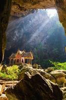 fantastiska phraya nakhon-grottan i khao sam roi yot nationalpark vid prachuap khiri khan thailand är ett litet tempel i solens strålar i grottan. foto