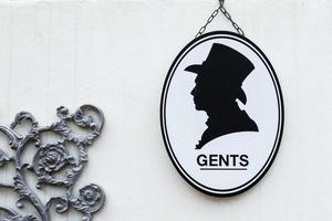 toalettskylt i vintage eller klassisk stil gentleman eller man symbol på vägg wc. foto