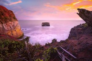 vacker morgonvy i Indonesien. strandpanorama på eftermiddagen när solen går ner