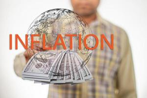 en affärsman som håller en dollar i svåra inflationssituationer runt om i världen. koncept, finans, bank, räntor, ekonomi. närbild, suddig bakgrund foto