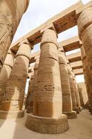 kolonner i hypostyle hall av Karnak tempel, Luxor, Egypten foto