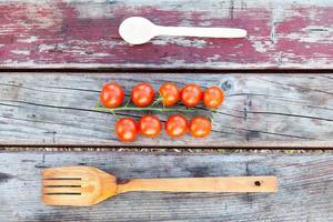trägaffel och sked med tomater