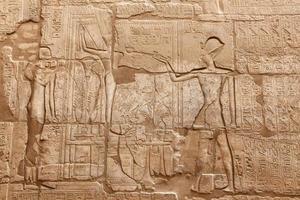 egyptiska hieroglyfer i luxortemplet, luxor, egypten foto