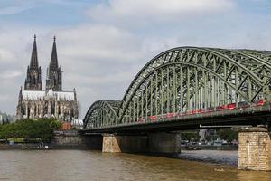 Hohenzollern-bron och Kölnerdomen i Köln, Tyskland foto