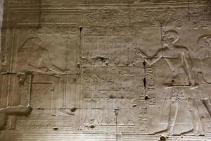 scen från abydos tempel i madfuna, egypten foto