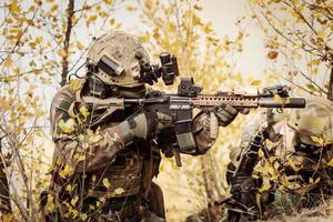 soldatlag som riktar sig mot ett vapenmål foto
