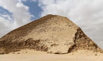 böjd pyramid i nekropolis av dahshur, kairo, egypten foto