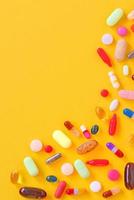 många färgglada isolerade piller