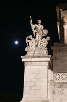 staty i altare av fosterlandet i Rom, Italien foto