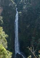 högt vattenfall från klippan. foto