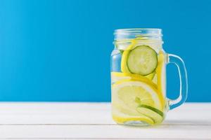 burk detoxvatten med citron och gurka foto