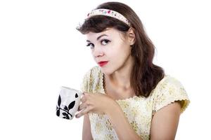 kvinna som dricker varmt te foto