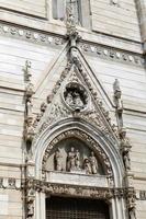 fasad av Neapel katedral i Neapel, Italien foto