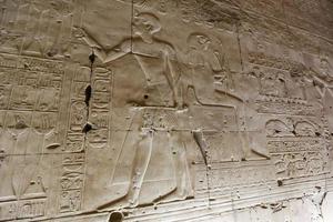 scen från abydos tempel i madfuna, egypten foto