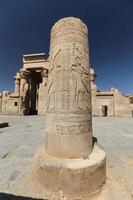 kolumn i kom ombo-templet, aswan, egypten foto