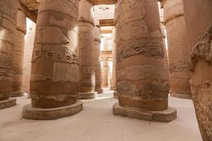 kolonner i hypostyle hall av Karnak tempel, Luxor, Egypten foto